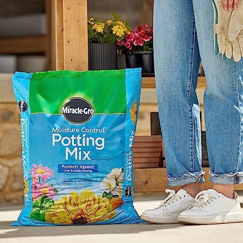 Miracle-Gro Moisture Control Potting Mix - Image 4